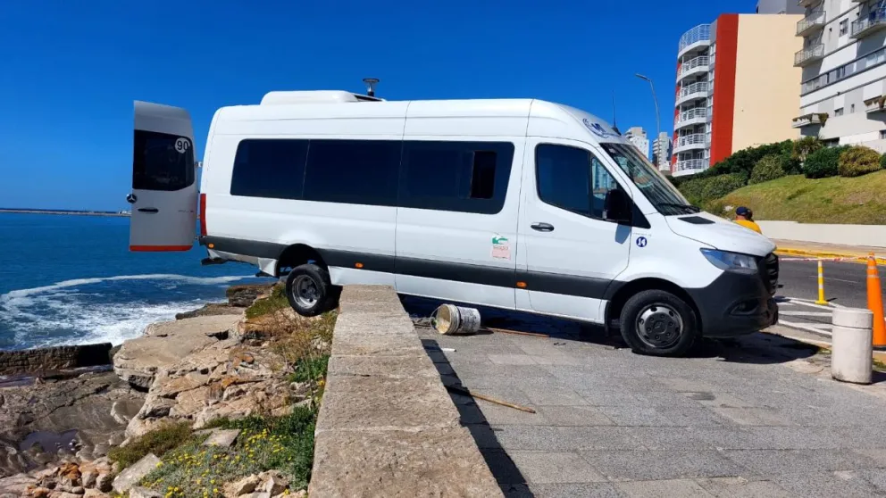 Milagro en la costa: combi sin control cruzó el paseo costanero y estuvo a punto de caer al mar