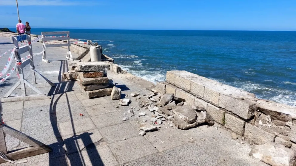 Así quedó el murallón de la costa que fue impactado por una combi