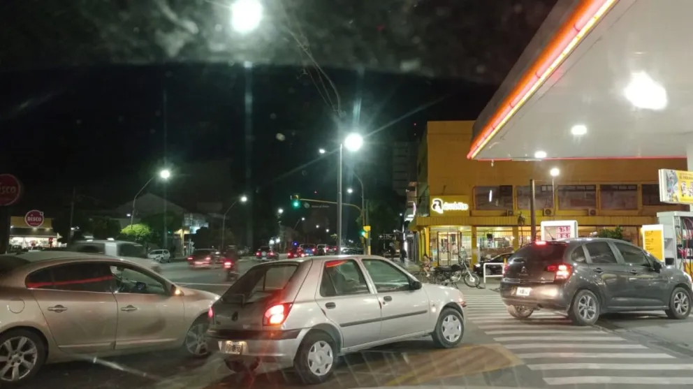 Colas en estaciones de servicio ante un inminente aumento de combustible