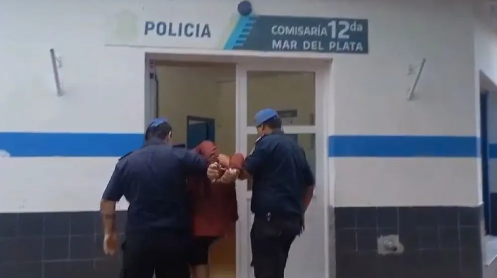 Intentó robar una fiambrería y al escapar le arrojó una botella a la policía