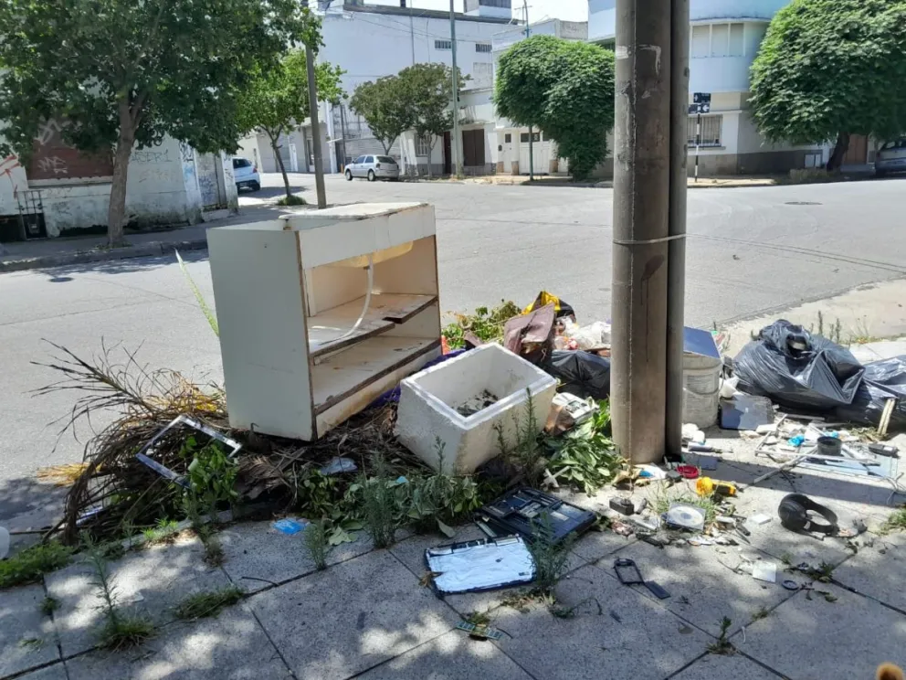 Malestar por la basura acumulada en una esquina del barrio Don Bosco