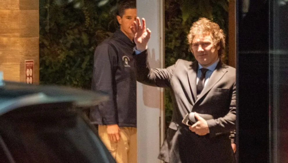 Javier Milei defendió una inflación prevista del 30% y elogió a Caputo