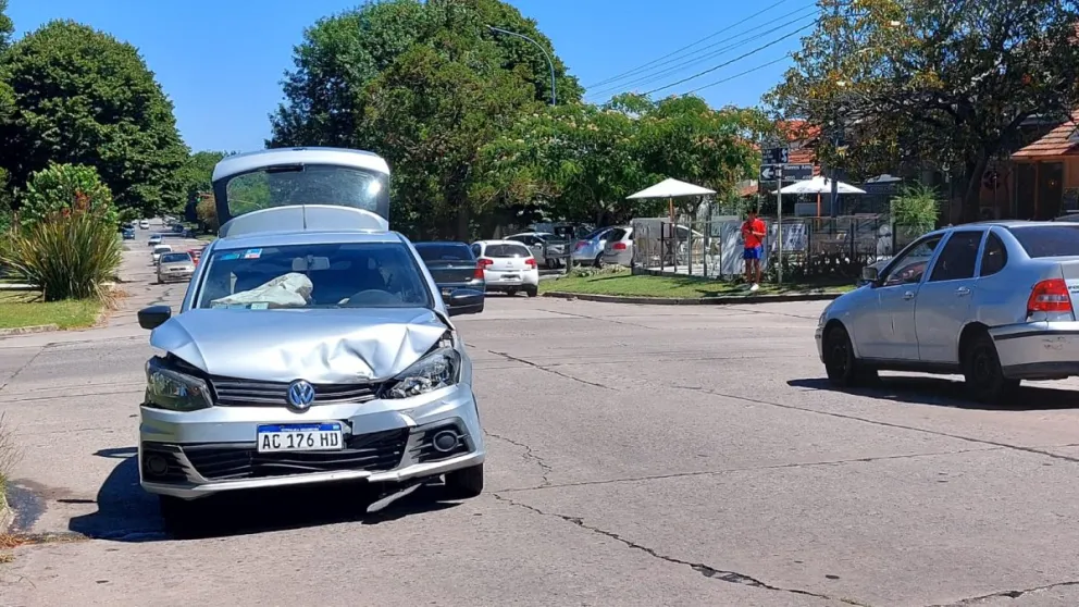 Fuerte choque entre un Gol y una Scenic, con activación de airbag incluida