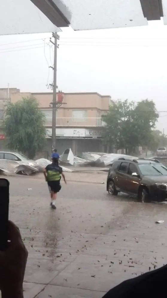 Fuerte tormenta en Miramar provocó destrozos y la voladura de techo en la terminal 