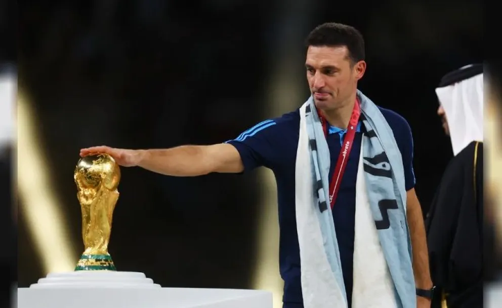 Scaloni le donó al Museo de la FIFA los planteos tácticos que realizó ante Francia en la final del Mundial