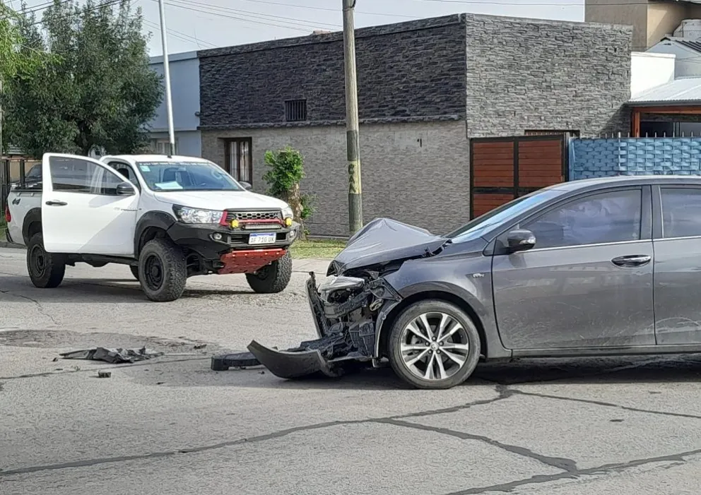 Choque entre un Corolla y una Hilux