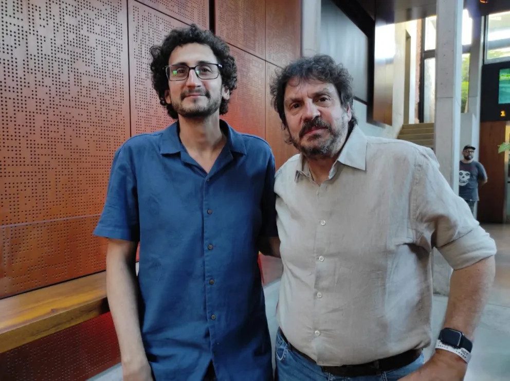 Felipe Pigna presenta junto a su hijo la película "El Destino de un Continente" en Mar del Plata 