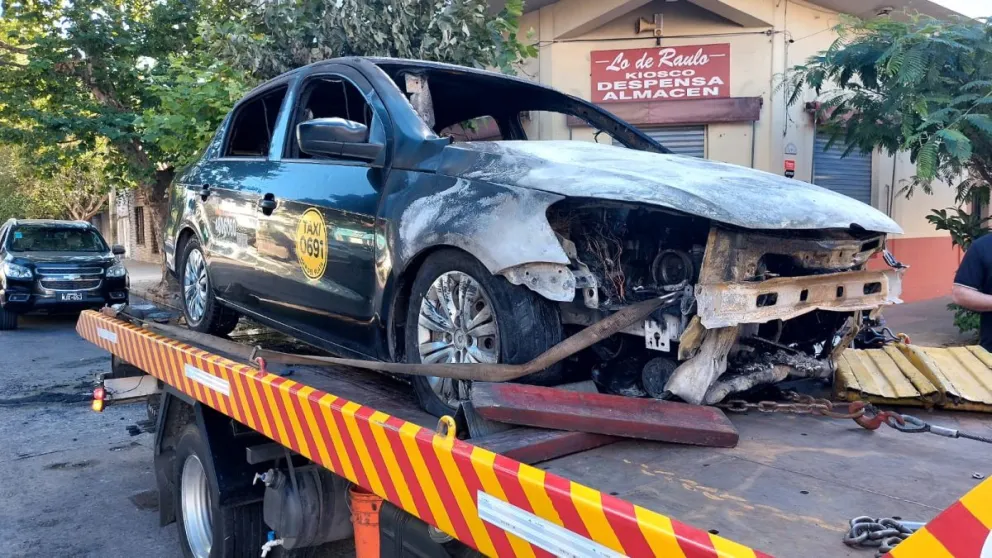 Se incendió un taxi y los daños sobre el vehículo fueron totales