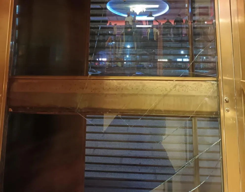 Rompió a patadas la puerta del Casino y fue detenido