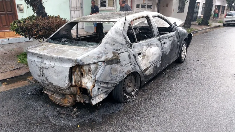 El segundo del día: Un taxi se incendió por completo luego de una falla en la bomba de nafta 