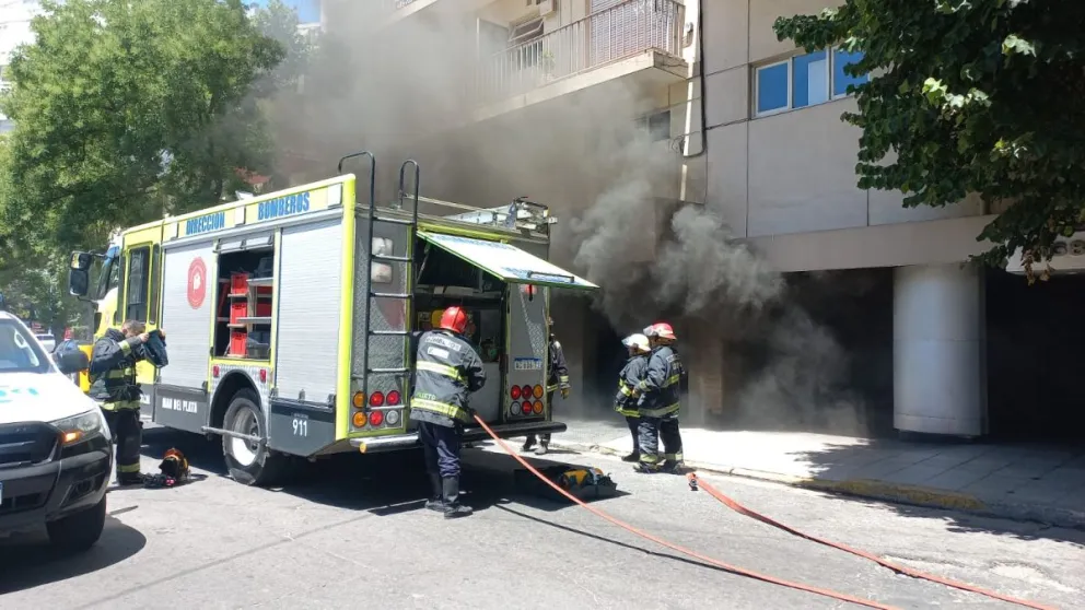 Se incendió un auto dentro de una cochera de un edificio céntrico ...