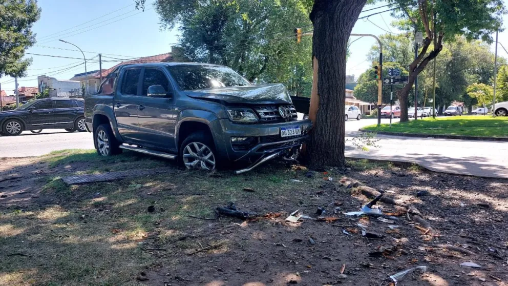 Una camioneta pasó más de 8 horas chocada contra un árbol sin haber sido denunciada