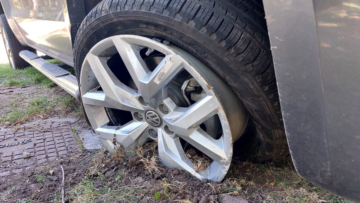 Una camioneta lleva más de 8 horas chocada contra un árbol sin haber sido denunciada