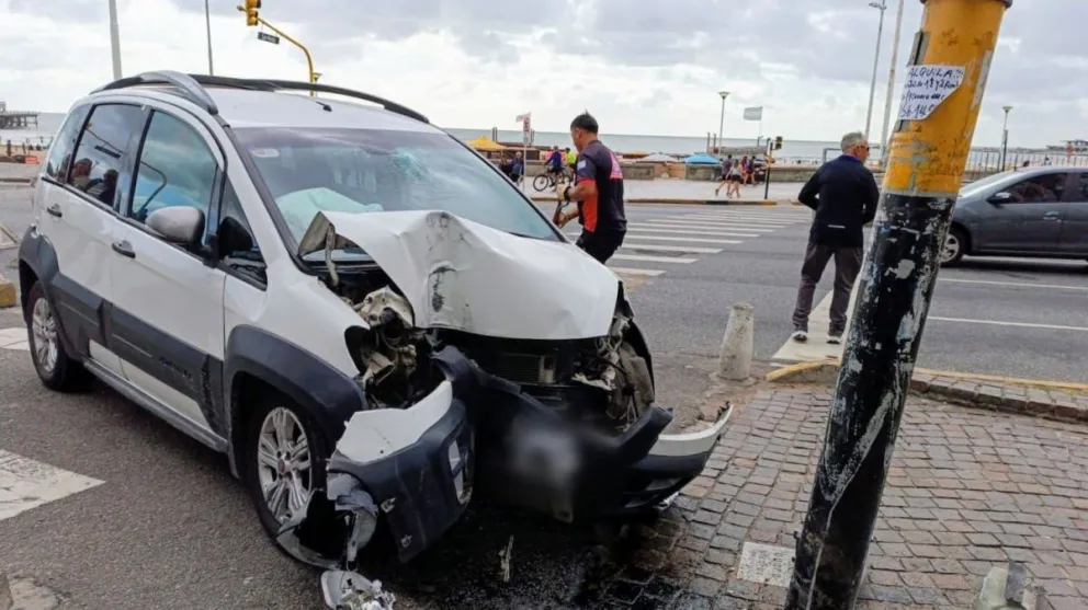 Joven se quedó dormido manejando e impactó su auto contra un semáforo