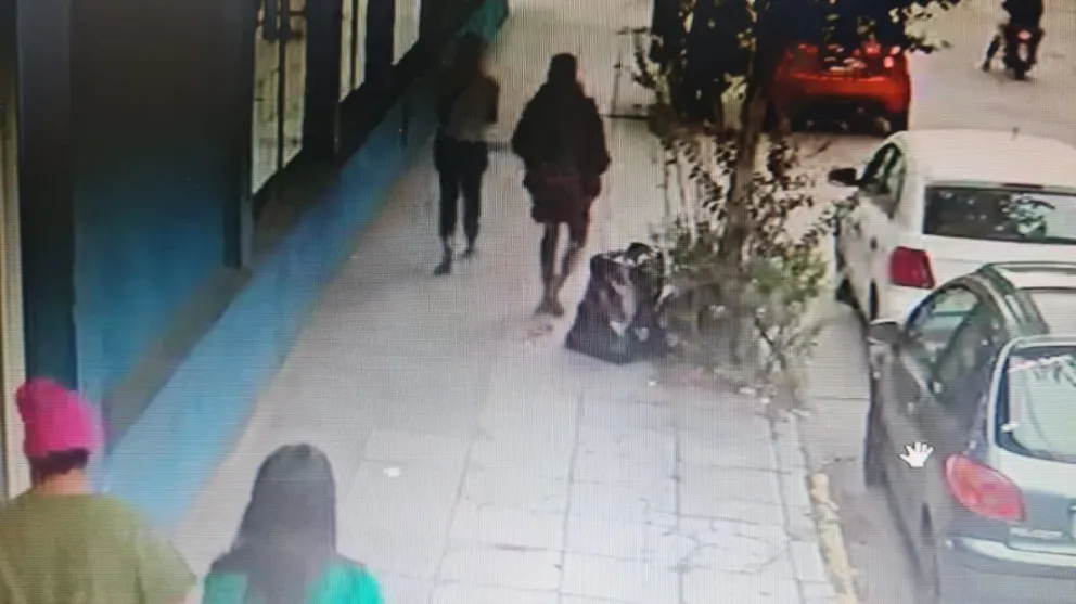 Video: así roban una batería de auto en pleno día