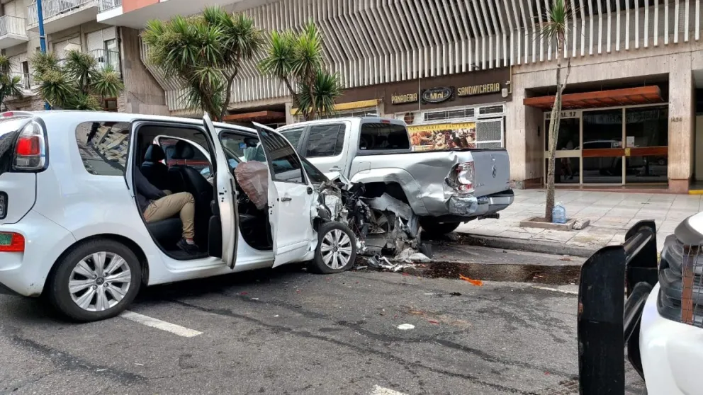 Conductor perdió el control de su auto en Avenida Colón y chocó a camioneta estacionada