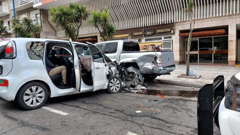Conductor perdió el control de su auto en Avenida Colón y chocó a ...
