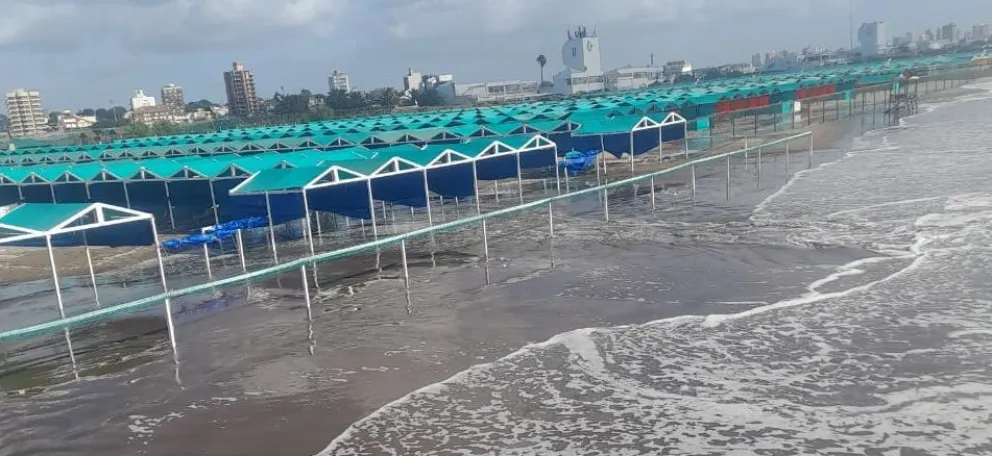 Pleamar excepcional deja a carpas de playa bajo el agua y extreman cuidados con barcos en el puerto