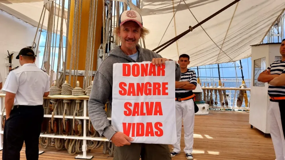 Facundo Arana llegó a la Fragata Libertad con su campaña Donar Sangre Salva Vidas