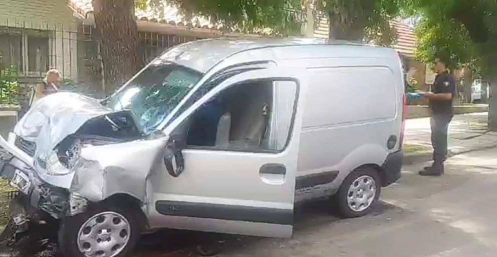 Dejó la camioneta estacionada con llave, se la robaron y la chocaron contra un árbol 
