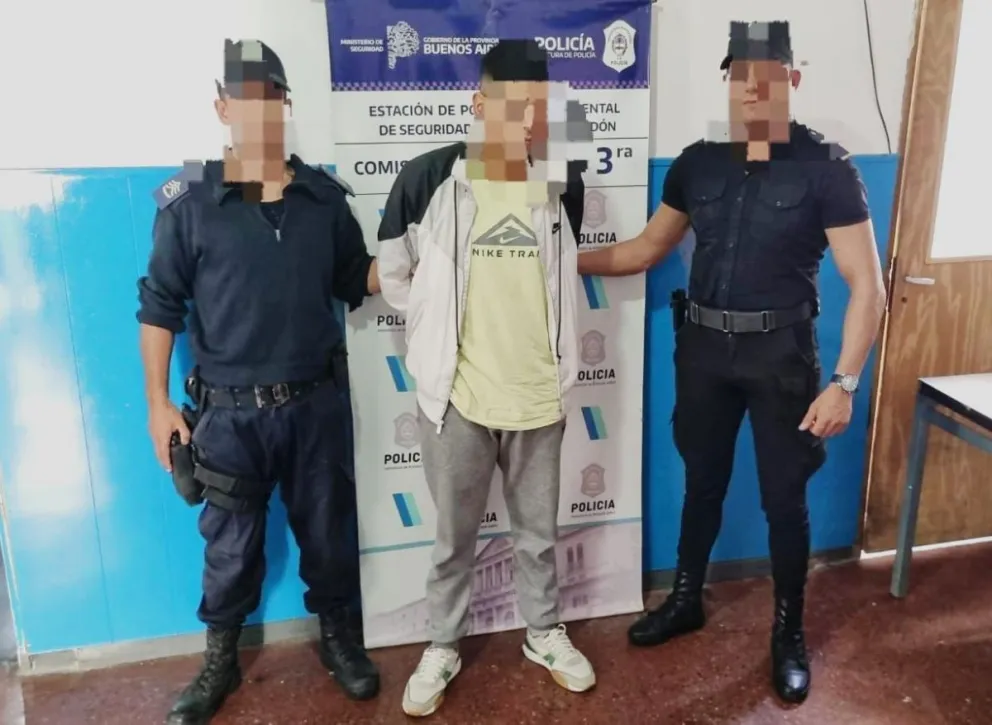 Manejaba una moto robada en contramano y fue detenido 