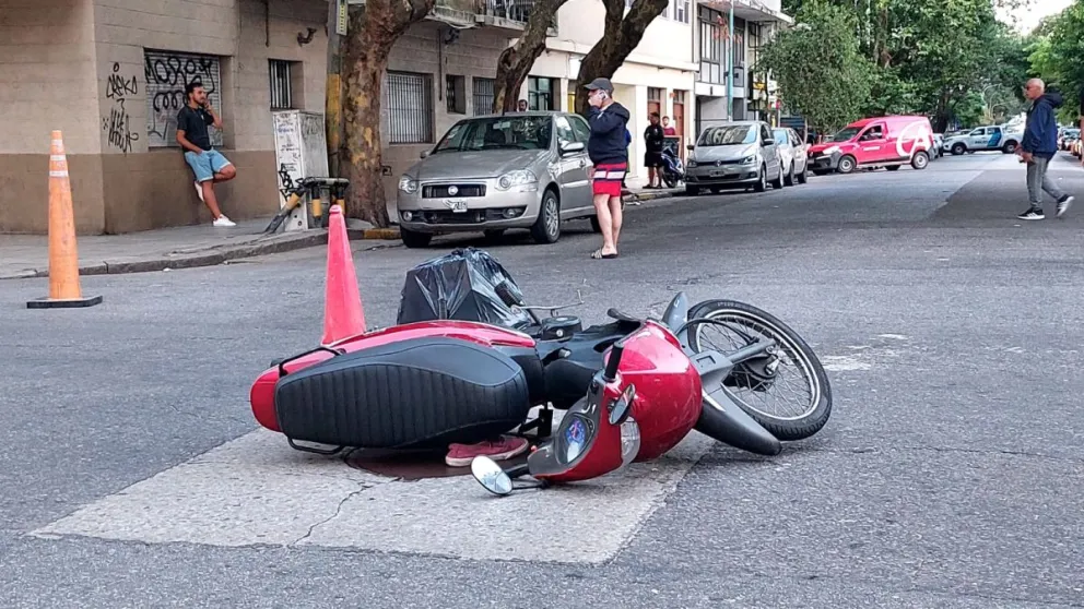 Accidente de tránsito entre una moto y un auto en la zona de la Vieja Terminal 