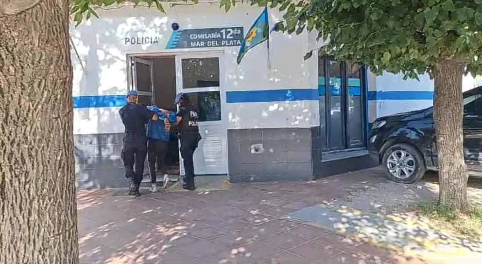 Dos delincuentes abordaron a un hombre para robarle la mochila