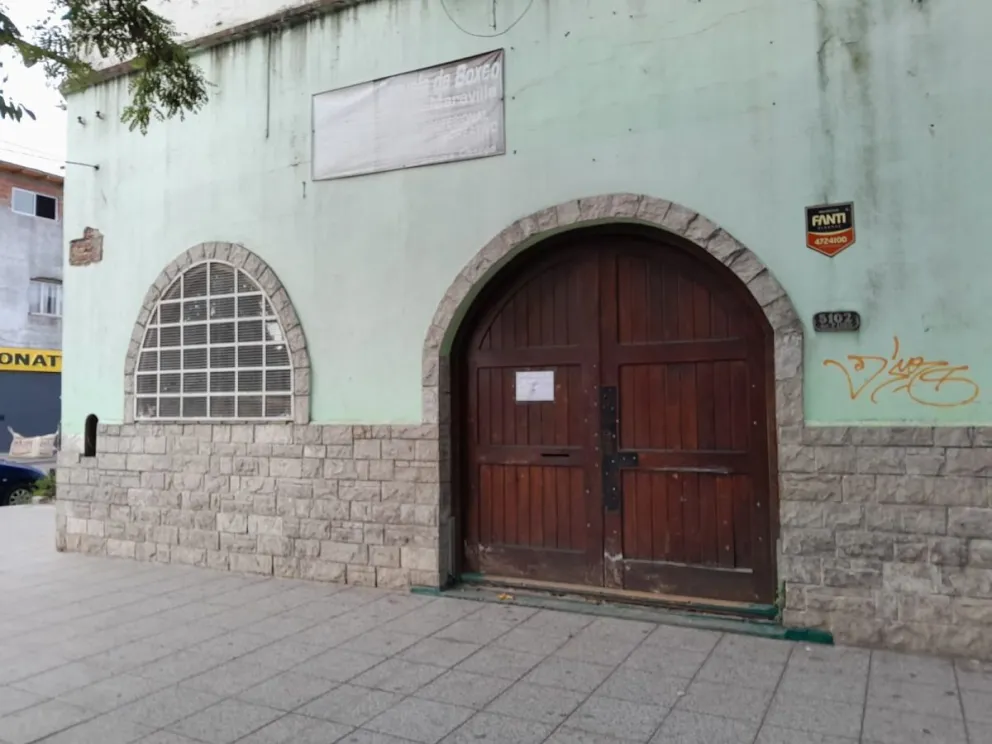 Poco movimiento y un cartel en la puerta del local que escanea el iris en Mar del Plata