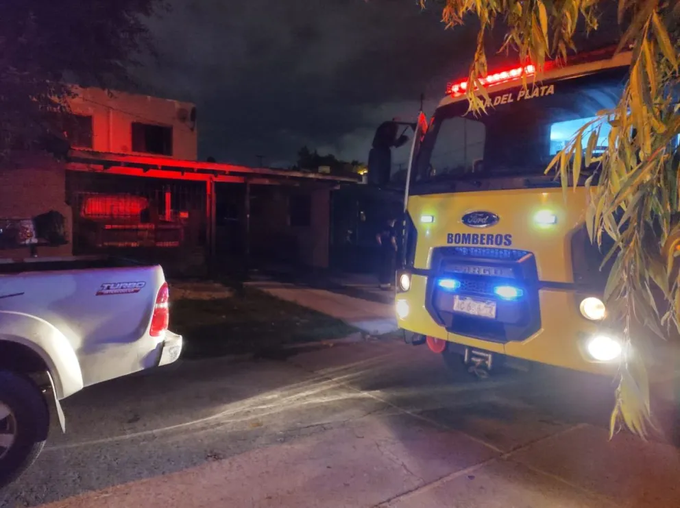 Bomberos sofocaron incendio de un quincho en Azopardo al 7000