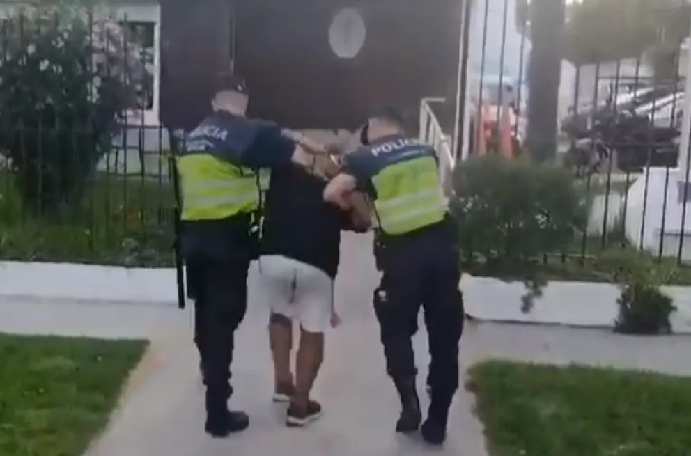 Cuidacoches terminó en Batán tras atacar a un policía y dañar la puerta trasera de un patrullero
