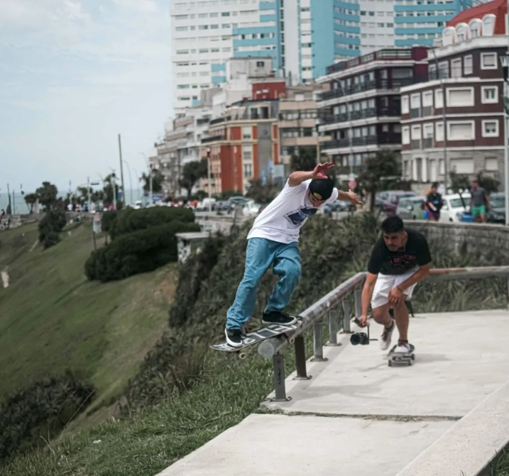 Buscando el salto más alto en skate: el tour del mejor equipo argentino por la costa