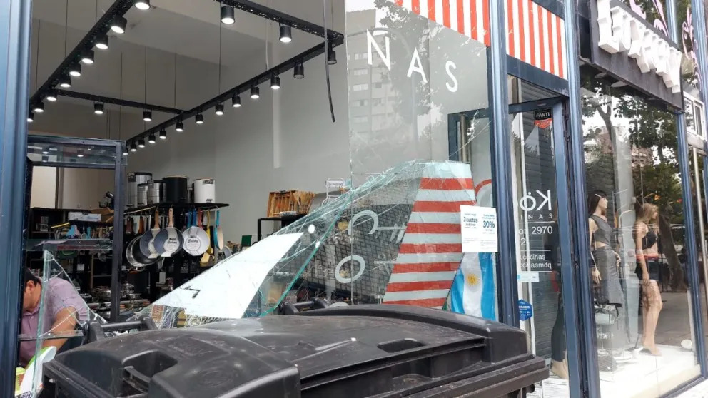 Vandalismo y robo en el centro: Rompieron la vidriera con un piedra y se llevaron ollas de fundición