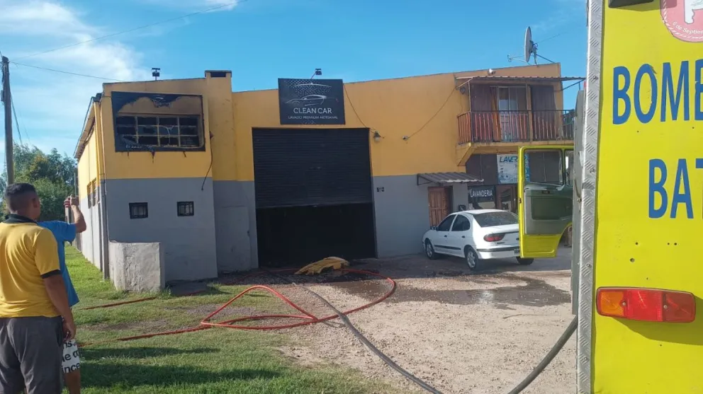 Bomberos trabajaron para sofocar un incendio en un lavadero de autos en Batán