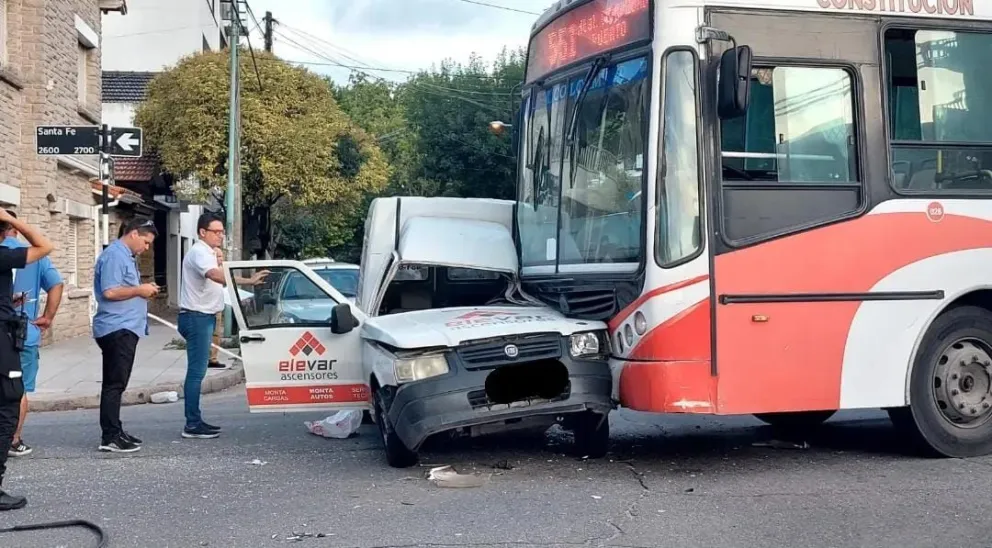 Fuerte choque entre una camioneta y un colectivo de línea 