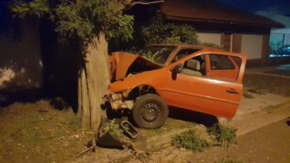 Conductor borracho perdió control del volante y chocó su auto contra un árbol