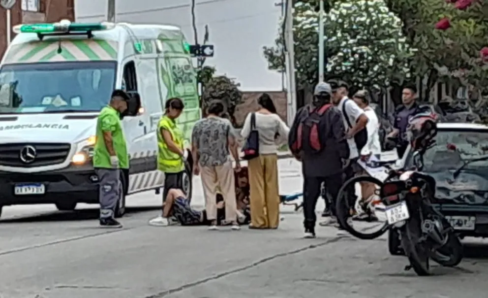 Abrió la puerta del auto y provocó caída y lesiones importantes a una ciclista