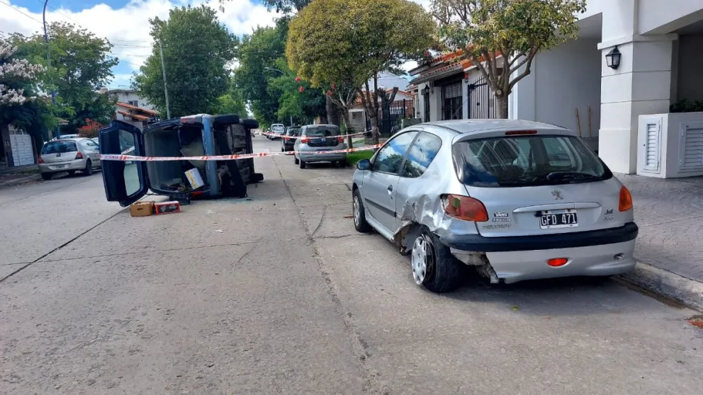 Se durmió, provocó un vuelco, chocó a auto estacionado y lastimó a vecina sobre la vereda
