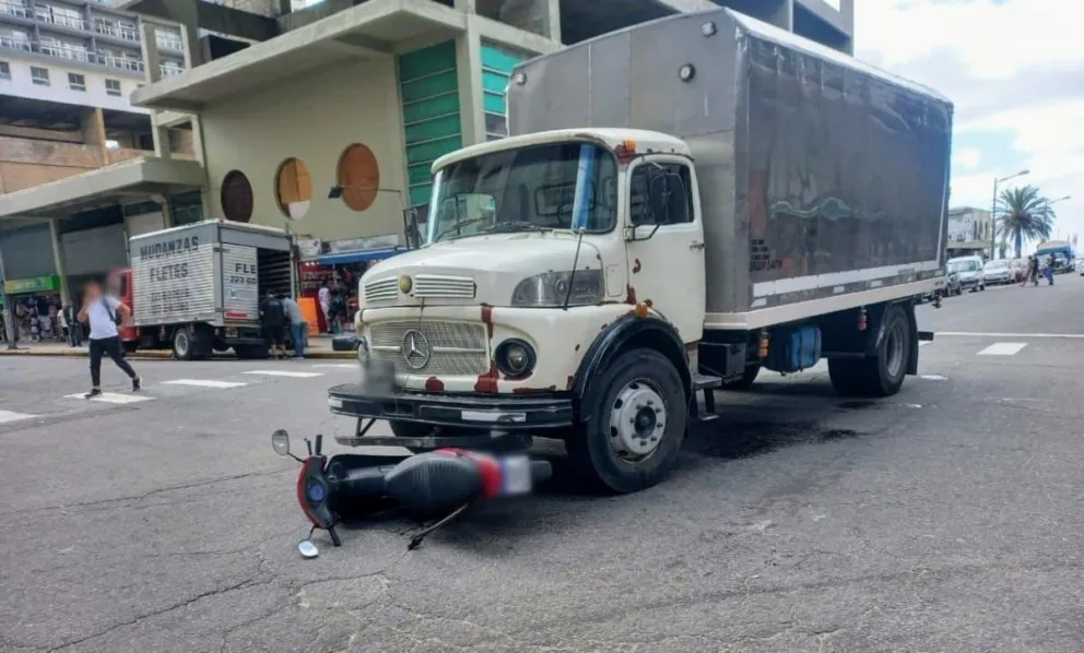 Un camión atropelló a una motociclista a metros de la costa de Mar del Plata