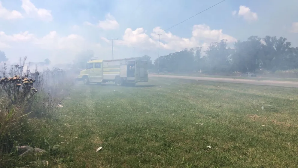 Bomberos combaten un incendio de pastizales en la Ruta 88