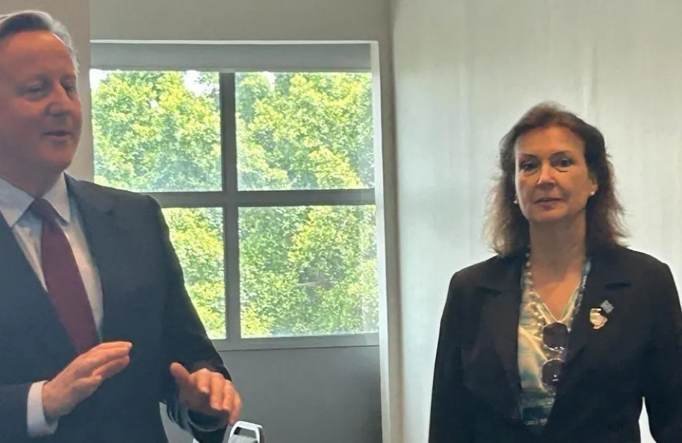 Mondino se reunió con David Cameron y habló de poner "las cosas en su lugar"