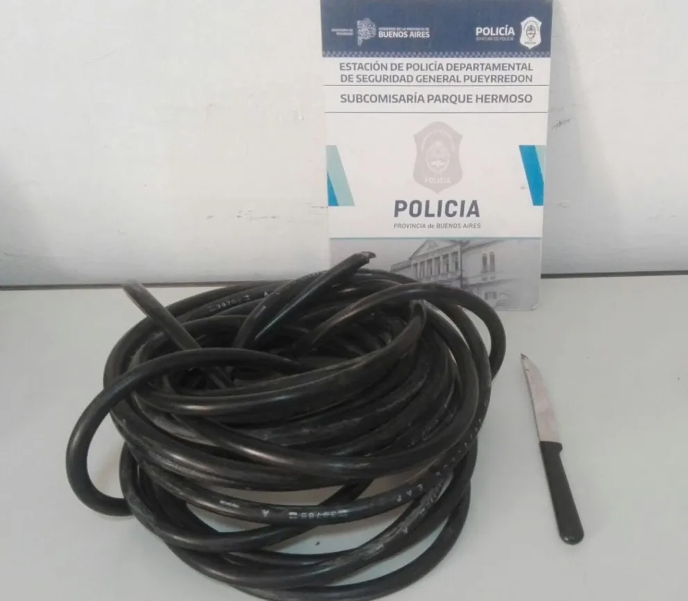 Detienen a dos hombres con antecedentes que robaron 15 metros de cable telefónico