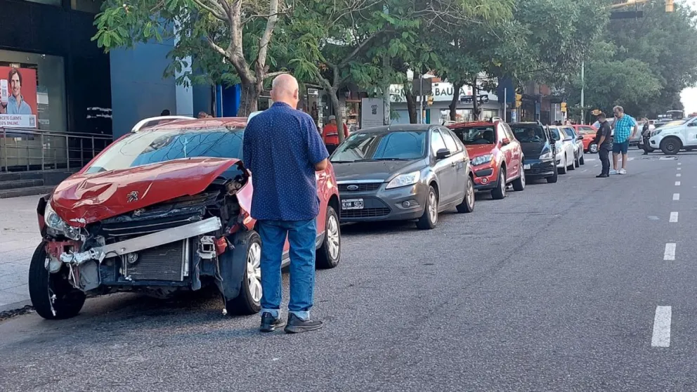 Caótico tránsito en Mar del Plata: chocaron un Peugeot 2008 y una Surán 