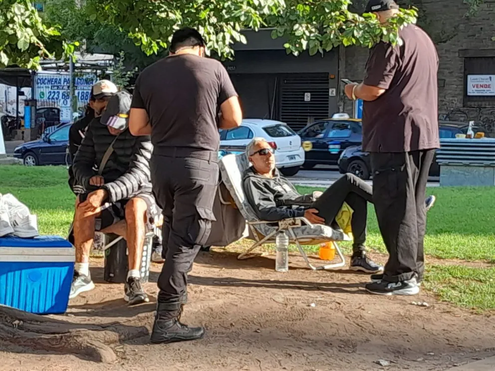 Desalojan a grupo de personas que pernoctaban en un sector de la Plaza San Martín