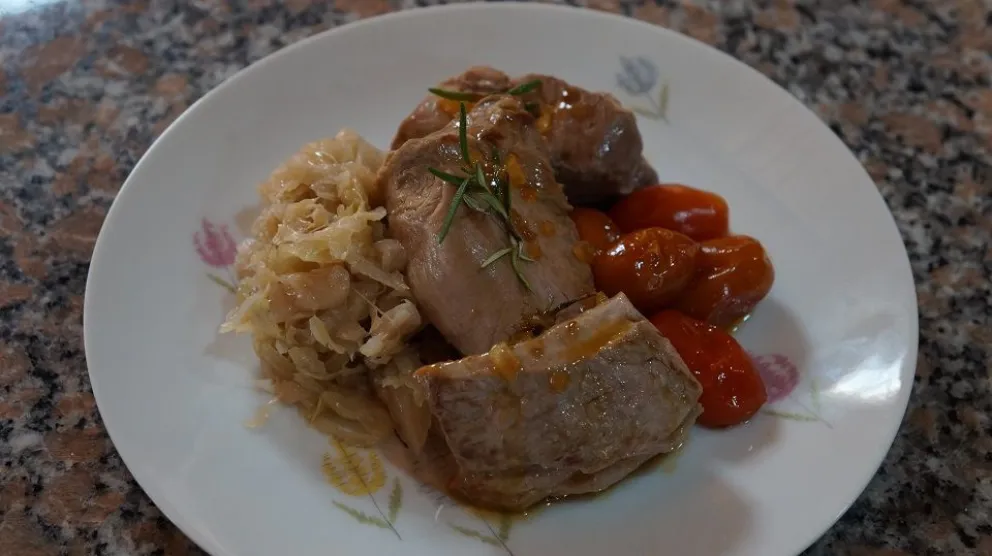 Solomillo de cerdo con chucrut y tomatitos cherrys encurtidos