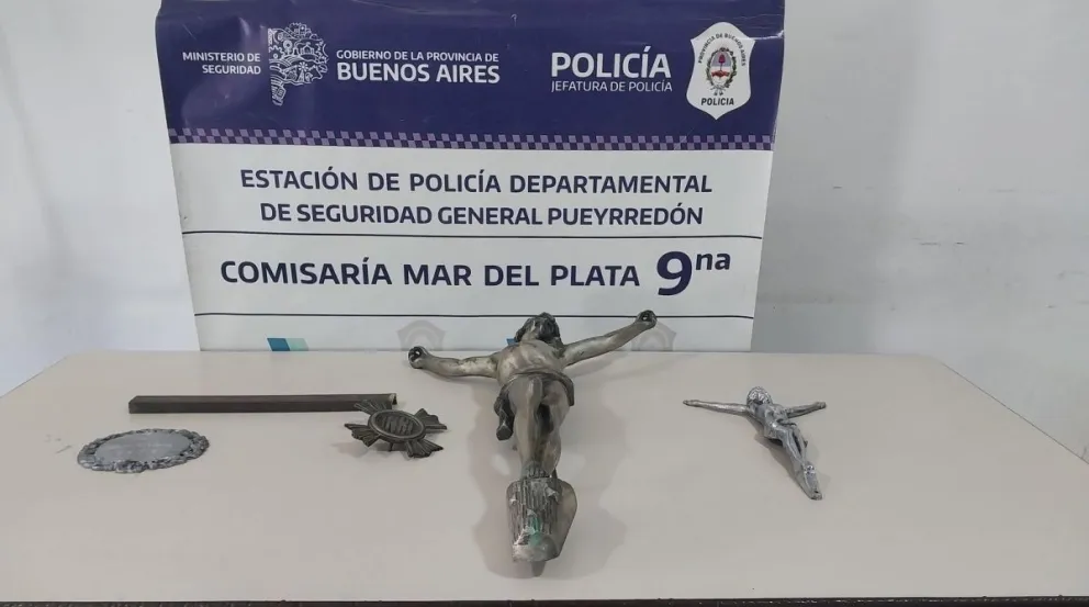 Aprehenden a dos sujetos que robaron un cristo y dos placas de un cementerio 