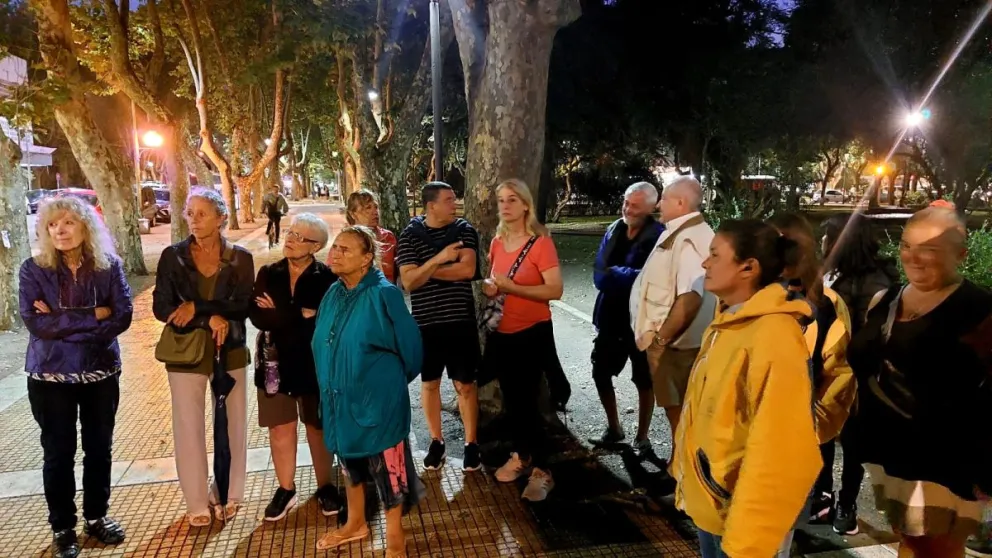 Padres y vecinos de la plaza San Martín reclaman seguridad: "Realizan narcomenudeo a la vista de todos"