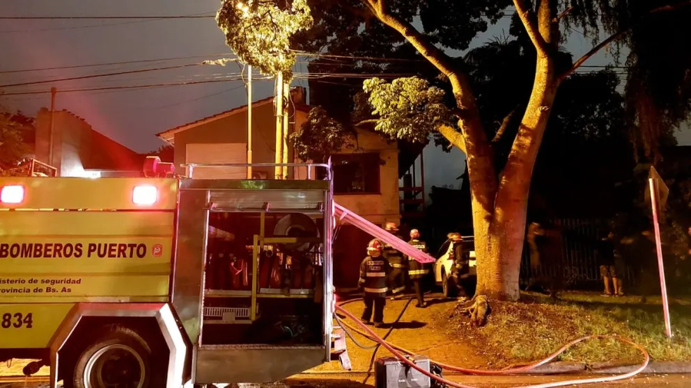 Voraz incendio en una casa ubicada frente al Parque Primavesi 