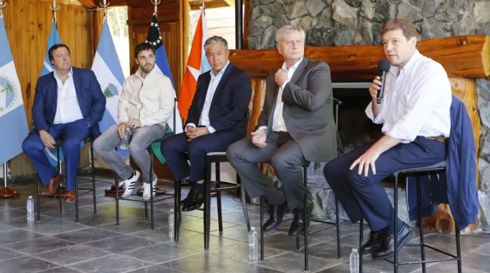 Gobernadores del sur respaldan a Chubut en su decisión de no entregar petróleo y gas
