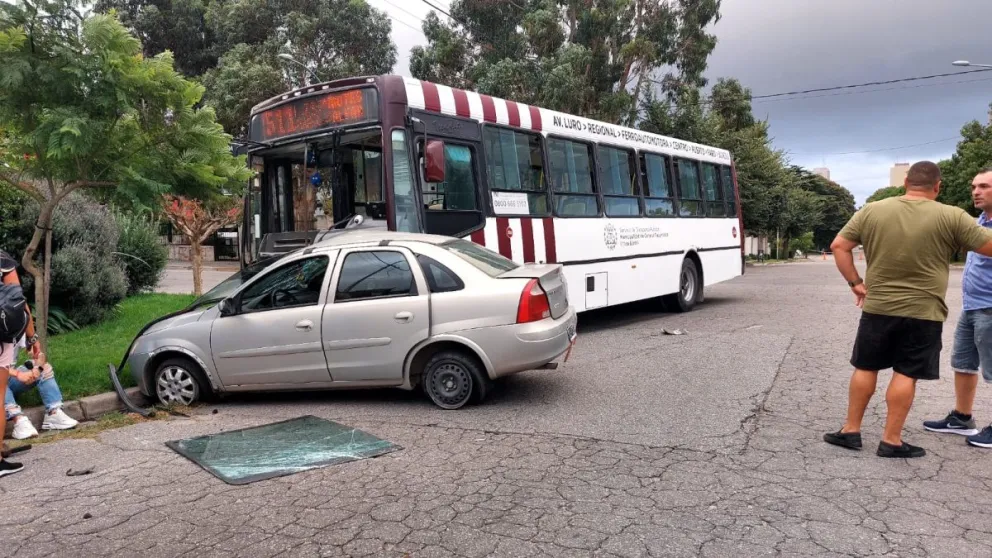 Un colectivo involucrado en un nuevo accidente de tránsito: impactó contra un Chevrolet Corsa 