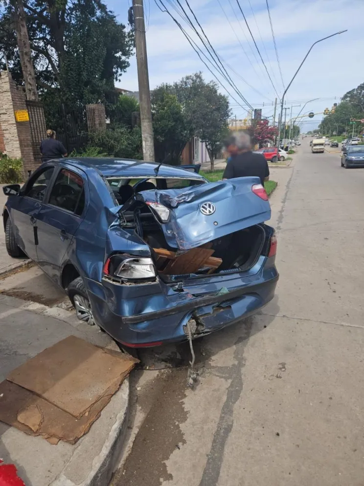 Choque entre un auto y un colectivo de la línea 521 en Punta Mogotes 